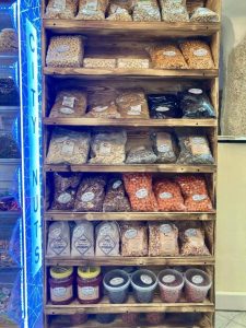 Große Auswahl an Nüssen und türkischen Köstlichkeiten im City Nuts Shop in der Pfarrgasse 20.